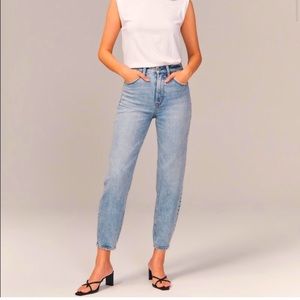 Abercrombie & Fitch High Rise 80s Mom Jeans in Light Wash Size 27
